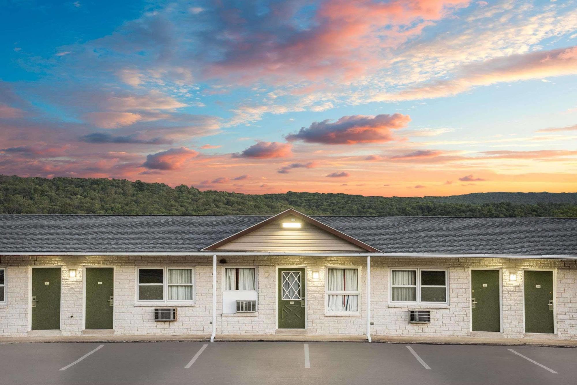 Knights Inn Pine Grove Pine Grove  Exterior photo